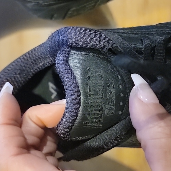 Brooks - Picture 6 of 7